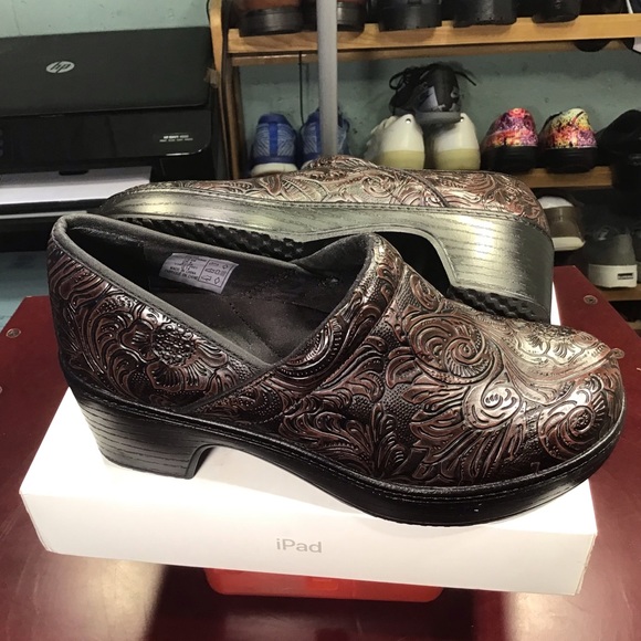 Lands' End Brown Etched Floral Clogs. - Picture 9 of 12